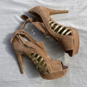 B Bakers “Kelli” Elegant Tan and Gold Women's Heels